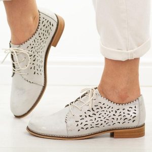 Białe ażurowe skórzane półbuty damskie Cambell 19386. Białe półbuty Cambell, na lato, w ażurowe wzory, z jeansu, z okrągłym noskiem, bez obcasa, na obcasie, bez zapięcia. Za 239,00 zł.