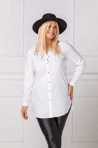 Elegancka biała długa zapinana koszula PLUS SIZE XXL. Białe koszule Nasi partnerzy, plus size, bez wzorów, z poliesteru, bez kołnierzyka, plus size, bez ramiączek. Za 199,90 zł.