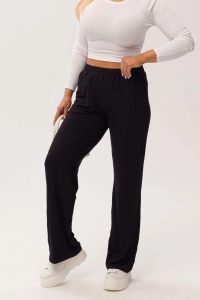 Czarne spodnie bambusowe Marlene z prostą nogawką PLUS SIZE XXL OVERSIZE WIOSNA LATO. Czarne spodnie z wysokim stanem Moda Size Plus Iwanek, bez wzorów, z dzianiny, krótkie. Za 179,90 zł.