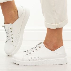 Białe skórzane półbuty damskie Vinceza 79590. Białe półbuty VINCEZA, na lato, bez wzorów, z jeansu, z okrągłym noskiem, bez obcasa, bez zapięcia. Za 219,00 zł.