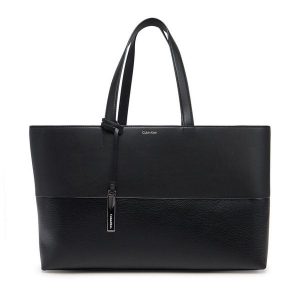 Torebka Calvin Klein. Czarne shopper bag Calvin Klein, bez wzorów, bez dodatków. Za 359,99 zł.