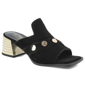 Klapki damskie S.Barski, ze skóry naturalnej z ozdobnymi złotymi nitami i efektownym obcasem, czarne, CR61-3143. Czarne klapki S.BARSKI, bez wzorów, ze skóry, bez obcasa, na obcasie. Za 319,00 zł.