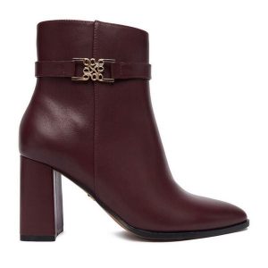 Botki Nine West. Czerwone botki Nine West, bez wzorów, bez obcasa, na słupku, bez zapięcia. Za 279,99 zł.
