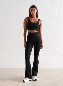 Damskie legginsy bezszwowe, prążkowane, squat proof, dzwony, skrócone czarne. Czarne legginsy AIM'N, bez wzorów, z dzianiny, z podwyższonym stanem. Za 296,00 zł.