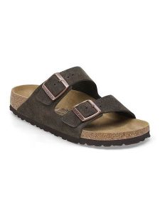 Birkenstock Skórzane klapki "Arizona" w kolorze brązowym rozmiar: 39. Brązowe klapki Birkenstock, bez wzorów, ze skóry, z otwartym noskiem, bez obcasa. Za 474,38 zł.