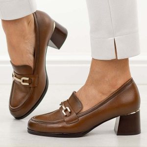 Brązowe półbuty damskie na obcasie Potocki 12784. Brązowe czółenka POTOCKI, z aplikacjami, z jeansu, z okrągłym noskiem, bez obcasa, na obcasie, bez zapięcia. Za 189,00 zł.