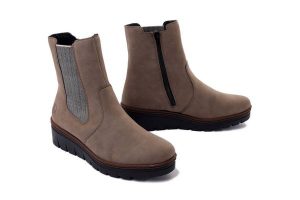 RIEKER X9180-64 beige, botki damskie. Brązowe botki Rieker, na zimę, bez wzorów, z gumy, bez obcasa, na koturnie, bez zapięcia. Za 349,90 zł.