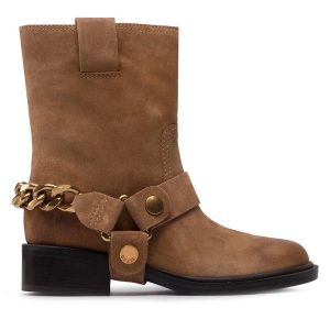 Kowbojki Guess. Brązowe botki Guess, z aplikacjami, bez obcasa, na płaskiej podeszwie, bez zapięcia. Za 589,99 zł.