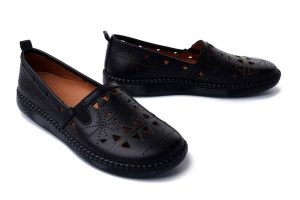 MANITU 840073-01 schwarz, półbuty damskie. Czarne półbuty Manitu, na lato, w ażurowe wzory, ze skóry, bez obcasa, bez zapięcia. Za 255,92 zł.