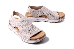 RIEKER REMONTE D1J55-31 pink, sandały damskie. Czerwone sandały Rieker Remonte, bez wzorów, bez obcasa, na koturnie, bez zapięcia. Za 244,93 zł.