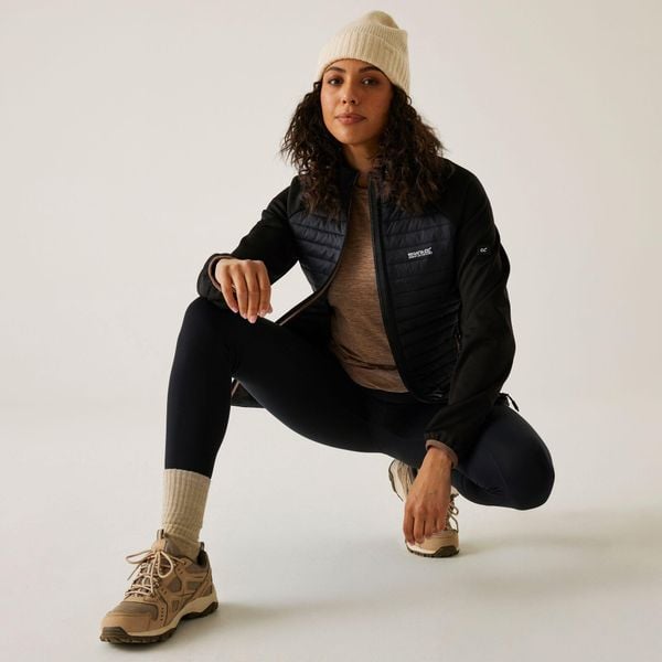 Kurtka damska hybrydowa Clumber. Czarne kurtki Regatta, bez wzorów, z puchu, bez kaptura. Za 69,99 zł.