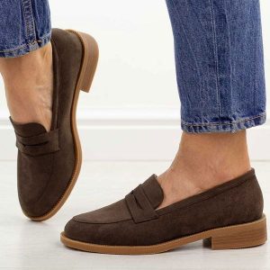 D.Brązowe mokasyny damskie M.Daszyński 2398-4. Brązowe półbuty M.Daszyński, na jesień, bez wzorów, z jeansu, z okrągłym noskiem, bez obcasa, na obcasie, bez zapięcia. Za 159,00 zł.