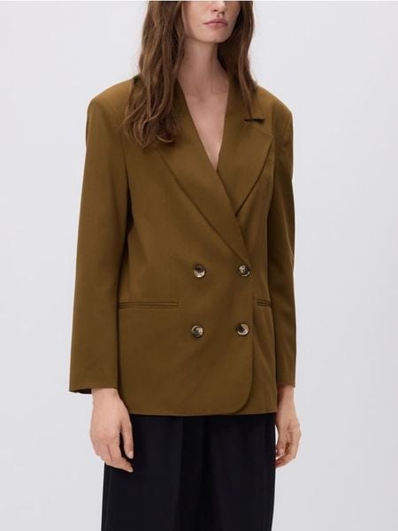 Dwurzędowa marynarka z wiskozą - warm olive. Zielone marynarki i żakiety Reserved, l, bez wzorów, z tkaniny. W wyprzedaży za 99,99 zł.