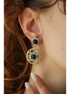 L'Atelier de Gaia Pozłacane kolczyki z lapis lazuli i cyrkoniami rozmiar: onesize. Niebieskie kolczyki L'Atelier de Gaia, z cyrkonią, pozłacane. Za 52,99 zł.