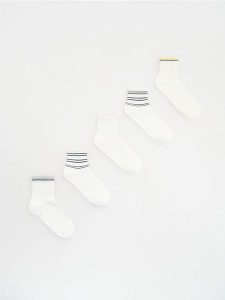 Skarpetki z bawełną 5 pack - złamana biel. Skarpetki Reserved, bez wzorów, z bawełny. W wyprzedaży za 29,99 zł.