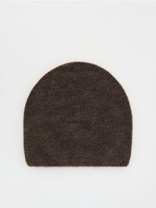 Czapka beanie - ciemnobrązowy. Brązowe czapki Reserved, bez wzorów. W wyprzedaży za 22,99 zł.