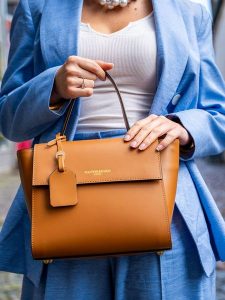 Victor & Hugo Paris Skórzana torebka "Nael" w kolorze karmelowym - 26,5 x 21 x 8,5 cm rozmiar: onesize. Brązowe torebki klasyczne Victor & Hugo Paris, bez wzorów, z materiału, przez ramię, bez dodatków. Za 353,27 zł.