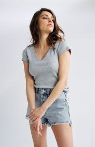 BLUZKA SARA JASNO SZARA KRÓTKI RĘKAW S - Flawless. Szare bluzki Flawless, s, bez wzorów, z dresówki, biznesowe, bez kołnierzyka, bez ramiączek. Za 72,00 zł.