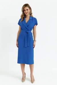 Elegancka sukienka ołówkowa z kołnierzem niebieska. Niebieskie sukienki Stylove, do pracy, uniwersalny, bez wzorów, z elastanu, biznesowe, bez kołnierzyka, bez ramiączek, midi, dopasowane. Za 349,00 zł.