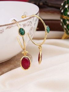 Pierres de Jade Pozłacane kolczyki-półkreole z agatami rozmiar: onesize. Czerwone kolczyki Pierres de Jade, z agatem, pozłacane. Za 60,99 zł.