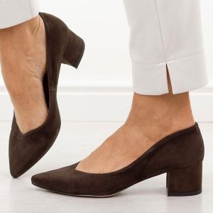 Brązowe zamsz skórzane Polskie czółenka damskie na obcasie Prestige 2235/obl. Brązowe czółenka Prestige, bez wzorów, ze skóry, bez obcasa, na obcasie, bez zapięcia. Za 419,00 zł.