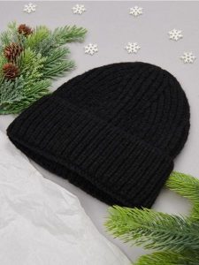 Czapka - czarny. Czarne czapki Sinsay, bez wzorów, z materiału. Za 19,99 zł.