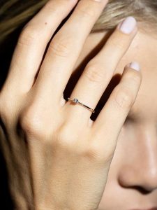 DIAMANTA Złoty pierścionek "Pure" z diamentem rozmiar: 54. Szare pierścionki DIAMANTA, z diamentem, złote. Za 768,71 zł.
