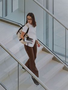 4F Legginsy w prążki z rozszerzanymi nogawkami damskie - brązowe L. Brązowe legginsy 4f, bez wzorów, z dzianiny, z podwyższonym stanem, długie. Za 149,99 zł.