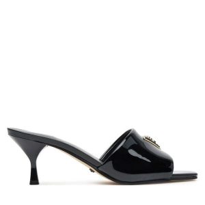 Klapki Guess. Czarne klapki Guess, z aplikacjami, bez obcasa. Za 379,99 zł.