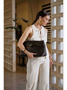 Lucky Bees Shopper bag "Grace" w kolorze czarnym - 40 x 27 x 16 cm rozmiar: onesize. Czarne shopper bag Lucky Bees, bez wzorów, z materiału, na ramię, bez dodatków. Za 86,99 zł.