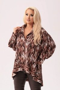 Elegancka oversize'owa koszula Francesca - elegancja z nutą oryginalności w odcieniach brązu PLUS SIZE XXL JESIEŃ. Koszule Moda Size Plus Iwanek, plus size, bez wzorów, z jeansu, z asymetrycznym kołnierzem, plus size, bez ramiączek. Za 289,90 zł.