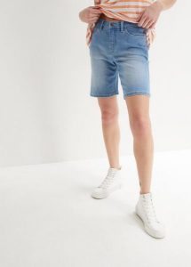 Bermudy dżinsowe ze średnim stanem. Niebieskie jeansy bonprix, bez wzorów, z jeansu. Za 79,99 zł.