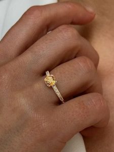 Les Petites Précieuses Pozłacany pierścionek z cyrkoniami i cytrynem rozmiar: 52. Żółte pierścionki Les Petites Précieuses, z cyrkonią, pozłacane. Za 170,07 zł.