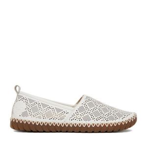 Półbuty Rieker. Białe półbuty Rieker, bez wzorów, bez obcasa, na płaskiej podeszwie, bez zapięcia. Za 319,99 zł.