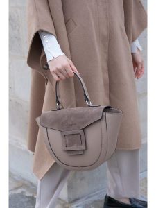 Maison héritage PARIS Skórzana torebka "Mini Votti" w kolorze szarobrązowym - 20 x 20 x 8 cm rozmiar: onesize. Brązowe torebki klasyczne Maison héritage PARIS, bez wzorów, z materiału, przez ramię, bez dodatków. Za 326,99 zł.