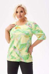 Bluzka Spring z krótkim rękawem i lekką bufką w pastelowych kolorach żółtego i zieleni PLUS SIZE XXL. Zielone bluzki Moda Size Plus Iwanek, plus size, bez wzorów, z elastanu, biznesowe, bez kołnierzyka, plus size, bez ramiączek. W wyprzedaży za 99,90 zł.