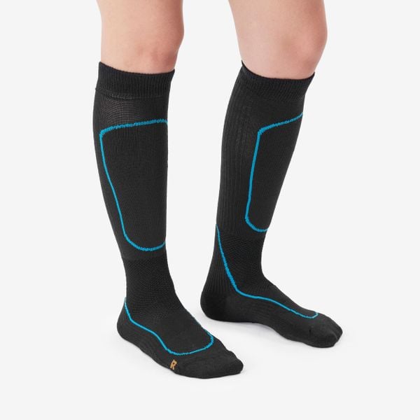 Skarpety turystyczne długie Alpinism 900. Szare skarpetki SIMOND, bez wzorów, z elastanu. Za 59,99 zł.