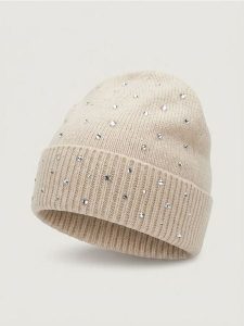 Czapka beanie z cyrkoniami - kremowy. Białe czapki Sinsay, bez wzorów. Za 22,99 zł.