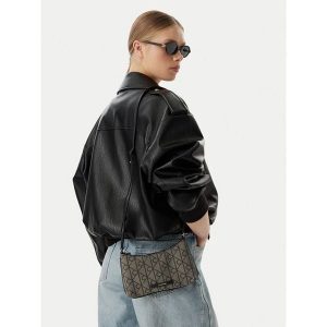 Torebka Calvin Klein. Czarne listonoszki Calvin Klein, bez wzorów, bez dodatków. Za 289,99 zł.