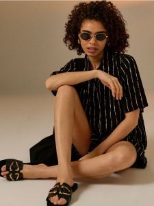 Klapki z wkładką ze skórą naturalną - czarny. Czarne klapki Sinsay, bez wzorów, ze skóry, bez obcasa. Za 39,99 zł.