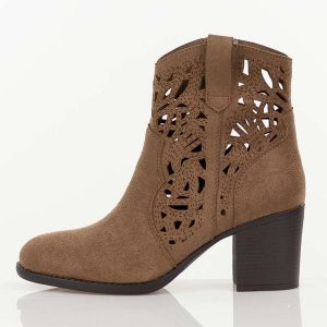 Brązowe botki damskie na słupku M.Daszyński Sa250-5. Brązowe botki M.Daszyński, na jesień, bez wzorów, z jeansu, z okrągłym noskiem, bez obcasa, na obcasie, bez zapięcia. Za 229,00 zł.