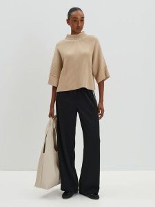 Someday Sweter "Talja" w kolorze jasnobrązowym rozmiar: M. Brązowe swetry oversize someday., m, bez wzorów, z wełny, bez ramiączek. Za 220,12 zł.