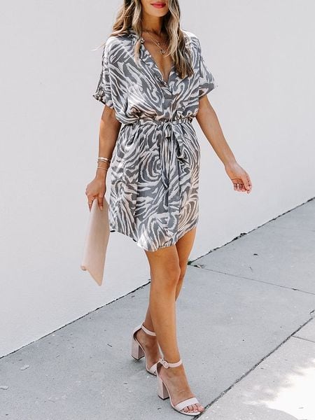 Milan Kiss Sukienka w kolorze szaro-kremowym rozmiar: S. Brązowe sukienki Milan Kiss, na co dzień, s, bez wzorów, z tkaniny, bez kołnierzyka, bez ramiączek, mini, proste. Za 122,38 zł.