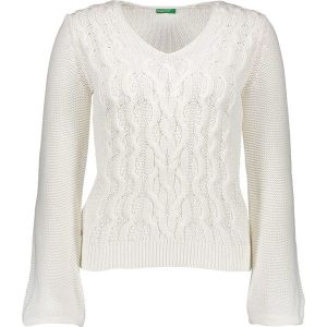 Sweter w kolorze białym. Swetry klasyczne marki Benetton. W wyprzedaży za 84,95 zł.
