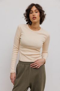 Dopasowany top z długim rękawem z prążkowanej dzianiny w kolorze BISQUIT - MOODY-XL. Żółte topy Marsala, xl, bez wzorów, z bawełny, bez kołnierzyka, bez ramiączek. Za 129,90 zł.