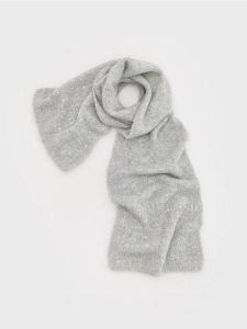 Miękki szalik z cekinami - jasnoszary. Szare szaliki Reserved, bez wzorów. W wyprzedaży za 29,99 zł.
