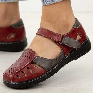 Czerwone zakryte sandały damskie Unisoft 9955. Czerwone sandały Jezzi, bez wzorów, ze skóry, z okrągłym noskiem, bez obcasa, na płaskiej podeszwie, bez zapięcia. Za 149,00 zł.