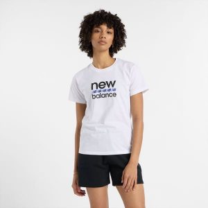 Koszulka damska New Balance WT51540WT – biała. Białe bluzki New Balance, s, bez wzorów, z bawełny, klasyczne, bez kołnierzyka, bez ramiączek. Za 119,99 zł.
