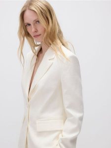 Żakardowa marynarka slim fit - złamana biel. Marynarki i żakiety Reserved, l, bez wzorów, z tkaniny. W wyprzedaży za 179,99 zł.