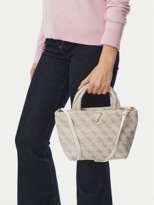 Guess Torebka J6BZ06 W3969 Kremowy. Białe kuferki Guess, z aplikacjami, z materiału, bez dodatków. Za 324,99 zł.